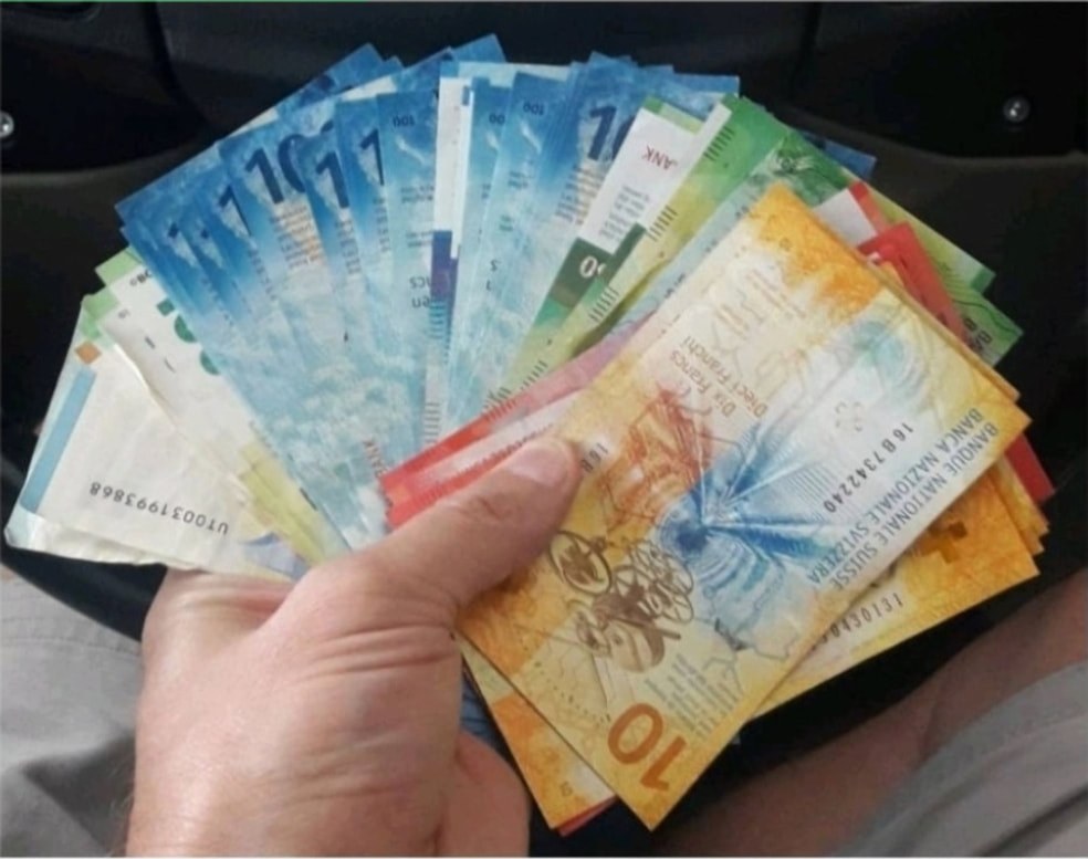 Faecher Schweizer Banknoten in der Hand