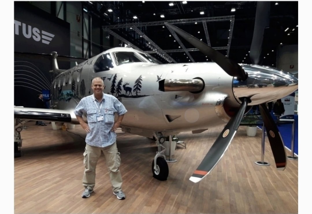 Philipp Jutzi vor Pilatus PC-12 an Messe
